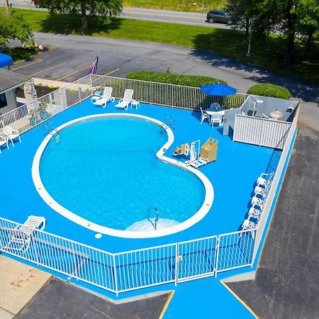 American Inn Carlisle Bagian luar foto