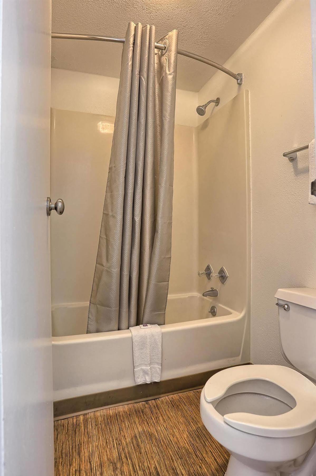 American Inn Carlisle Bagian luar foto