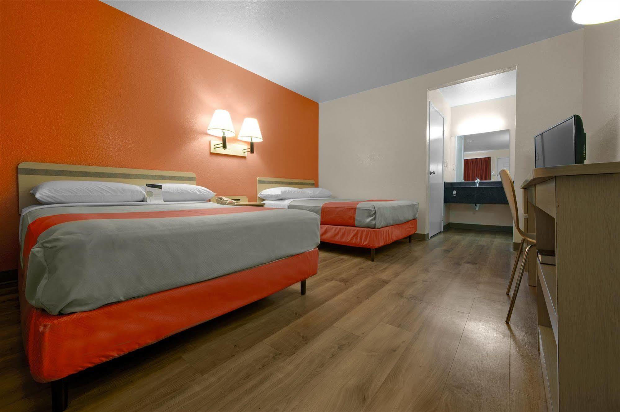 American Inn Carlisle Bagian luar foto