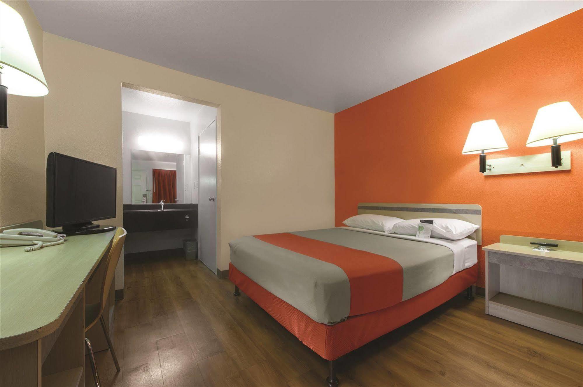American Inn Carlisle Bagian luar foto