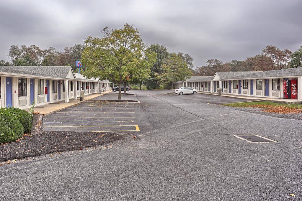 American Inn Carlisle Bagian luar foto