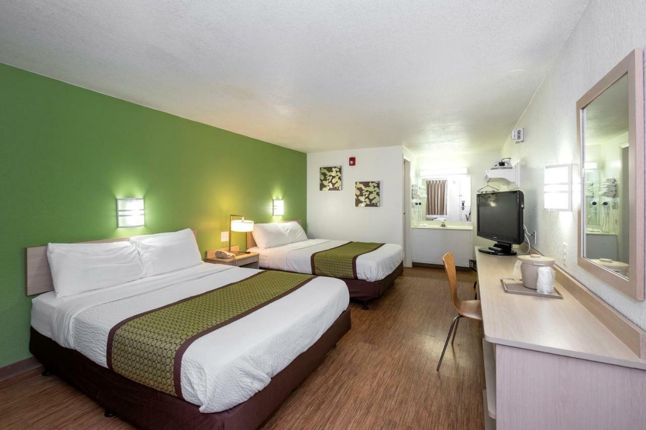American Inn Carlisle Bagian luar foto