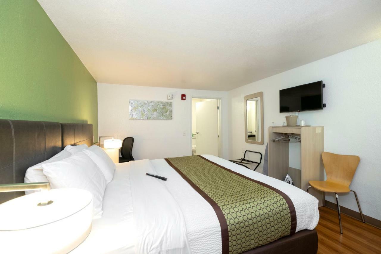 American Inn Carlisle Bagian luar foto