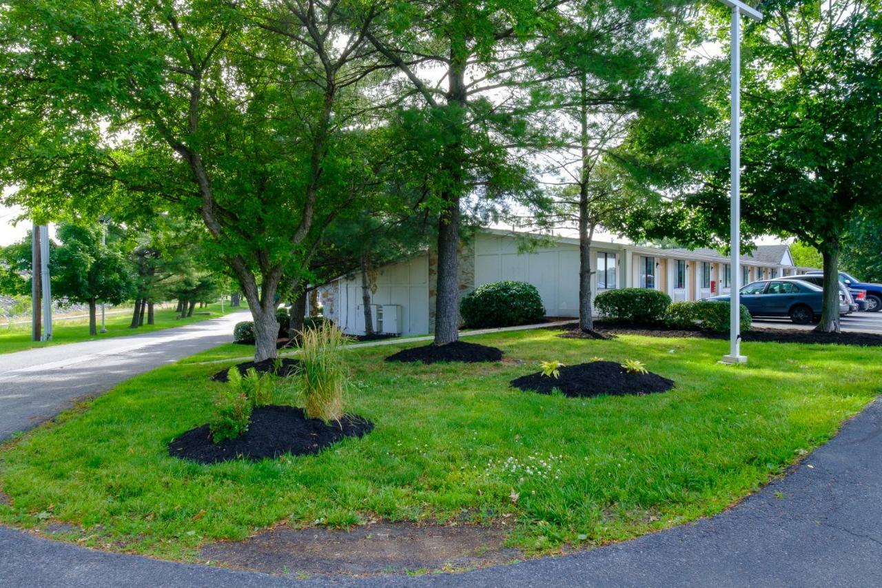 American Inn Carlisle Bagian luar foto