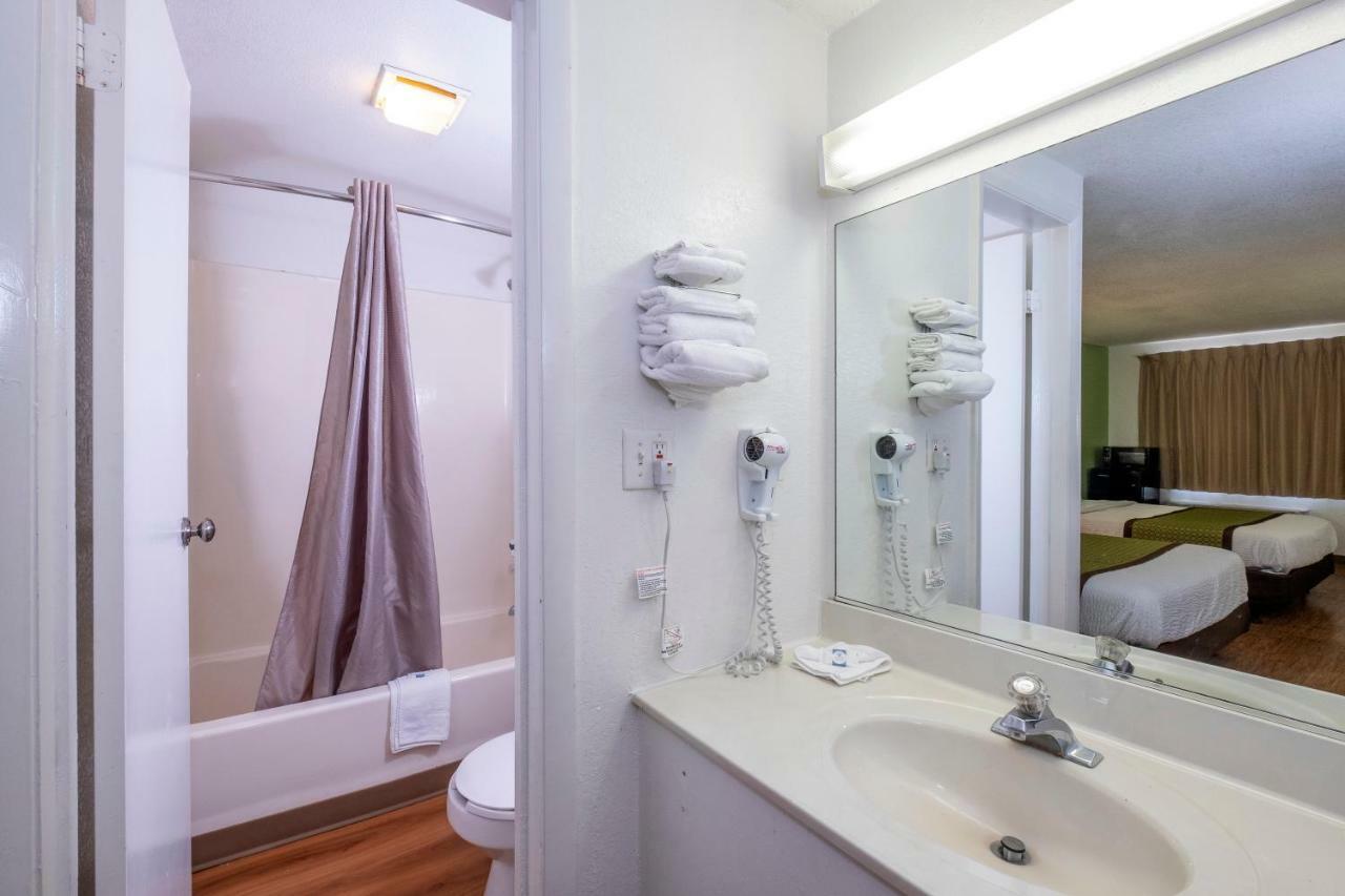 American Inn Carlisle Bagian luar foto